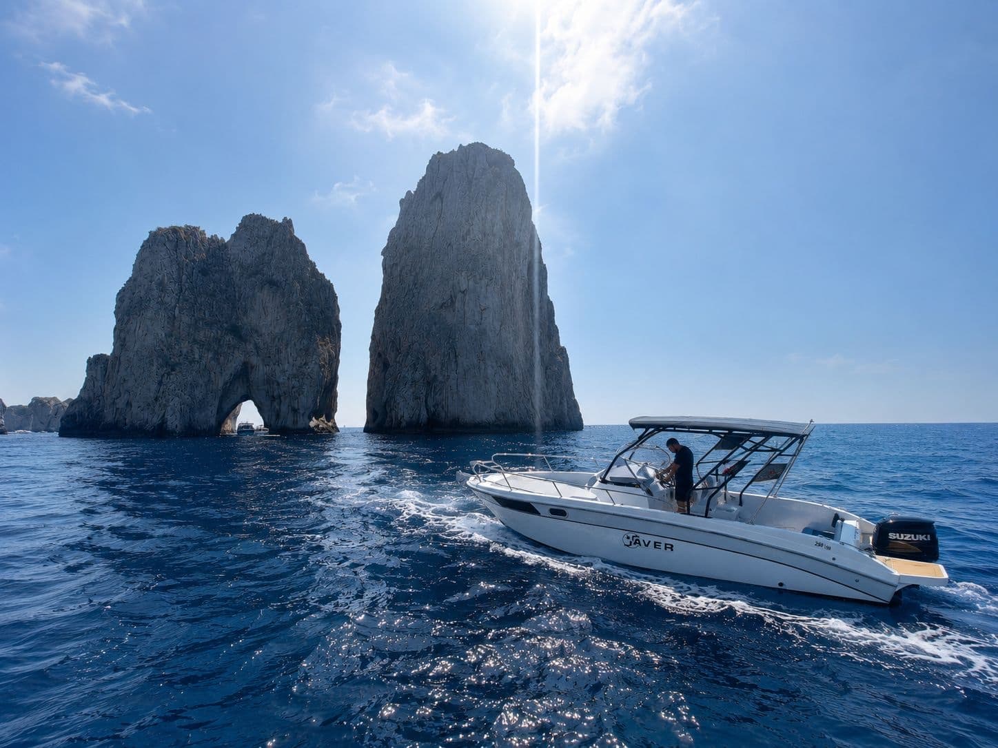 La barca privata davanti ai Faraglioni di Capri
