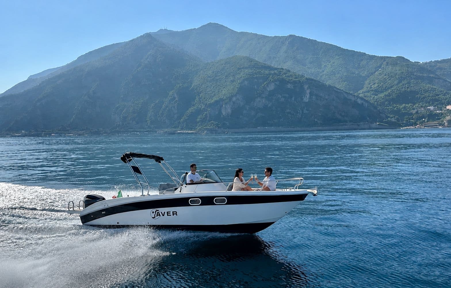 Coppia a bordo della barca privata con vista sul Vesuvio