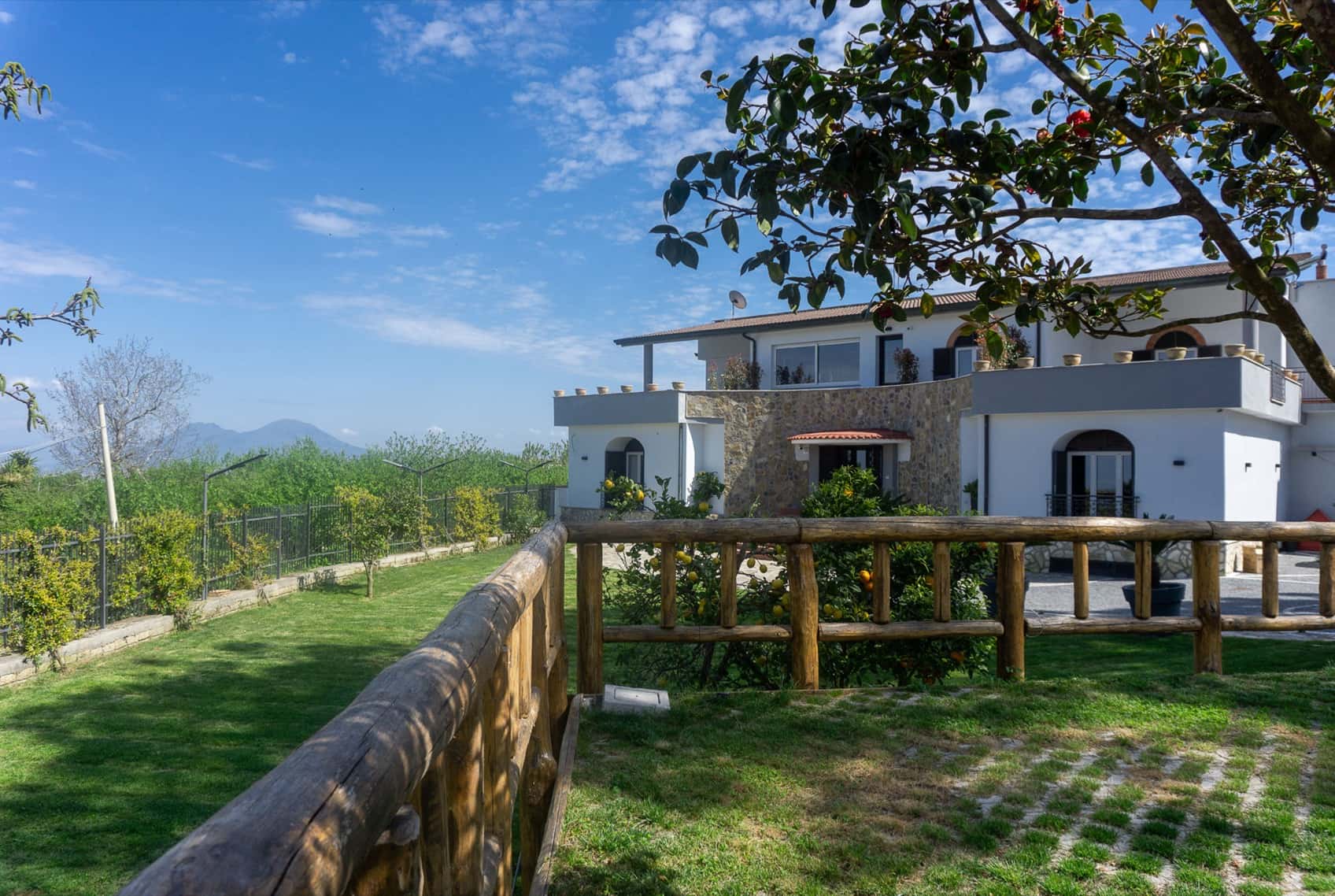La villa INVILLA con il giardino