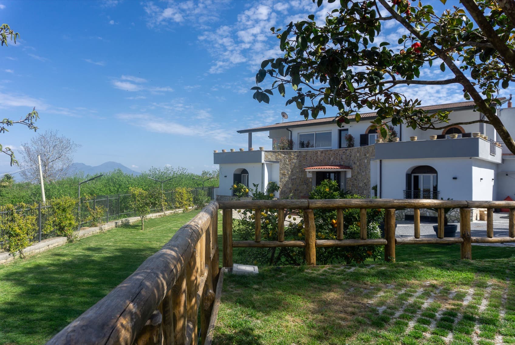 La villa INVILLA con il giardino privato sulla collina dei Camaldoli a Napoli