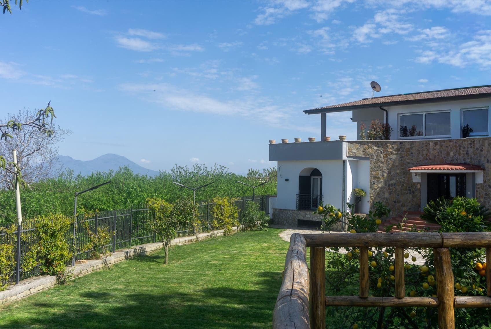 INVILLA — La villa con il giardino e la vista sul Vesuvio